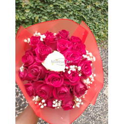 Bouquet de roses rouges avec en son cœur une belle rose blanche "22 Roses"