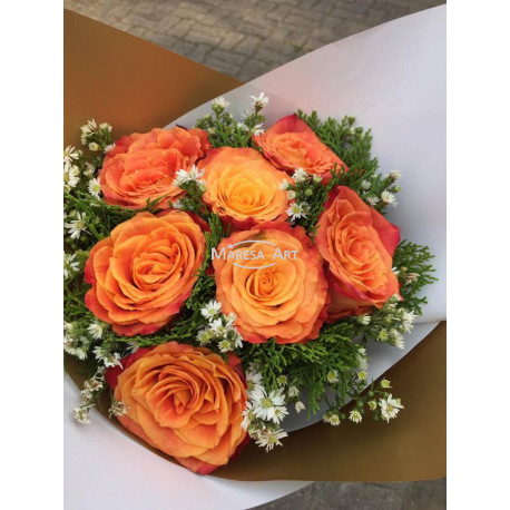 Roses oranges avec feuillage 50 cm (07 tiges)