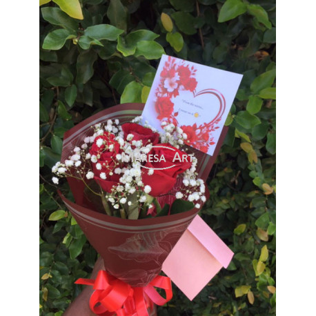 Petit bouquet rouge avec feuillage 50 cm (03 tiges)