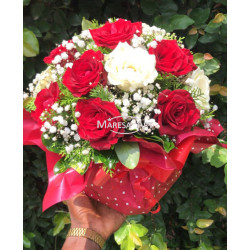 Bouquet bulles 10 roses avec feuillage et support humide