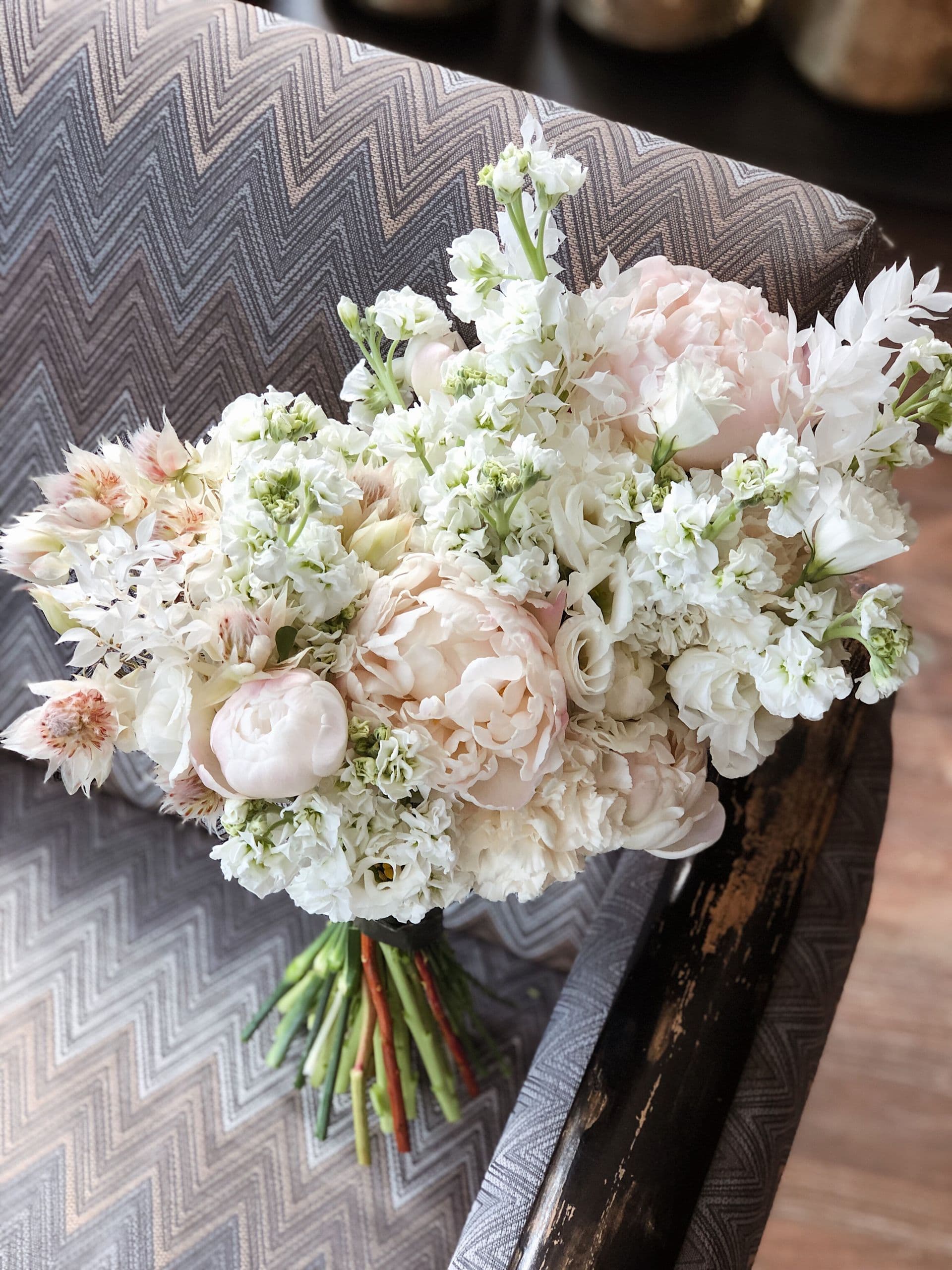 Gardenias blancs et hortensias bleutés, opulence florale.